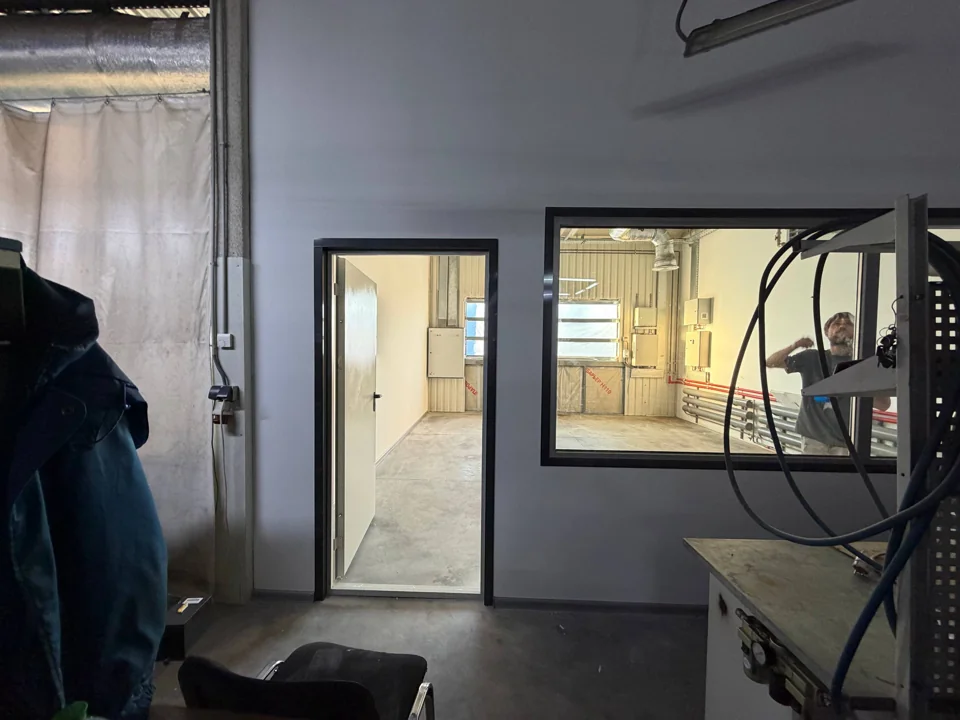 Avtosoyuz — Drywall wall: painting, window and door installation