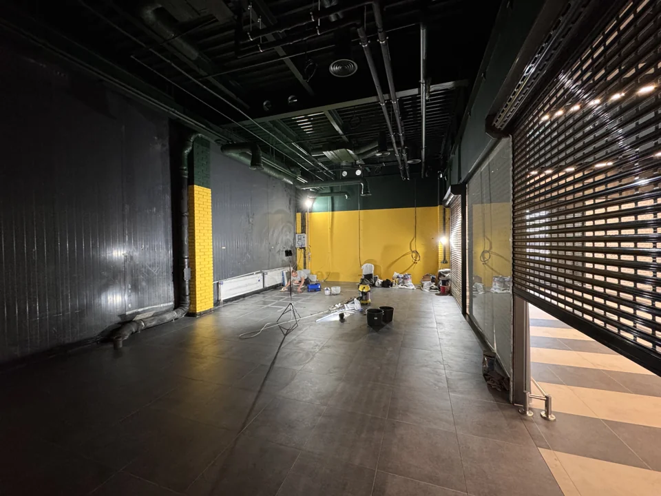 ELITZOO — Overview of the sales floor: walls, flooring and lighting