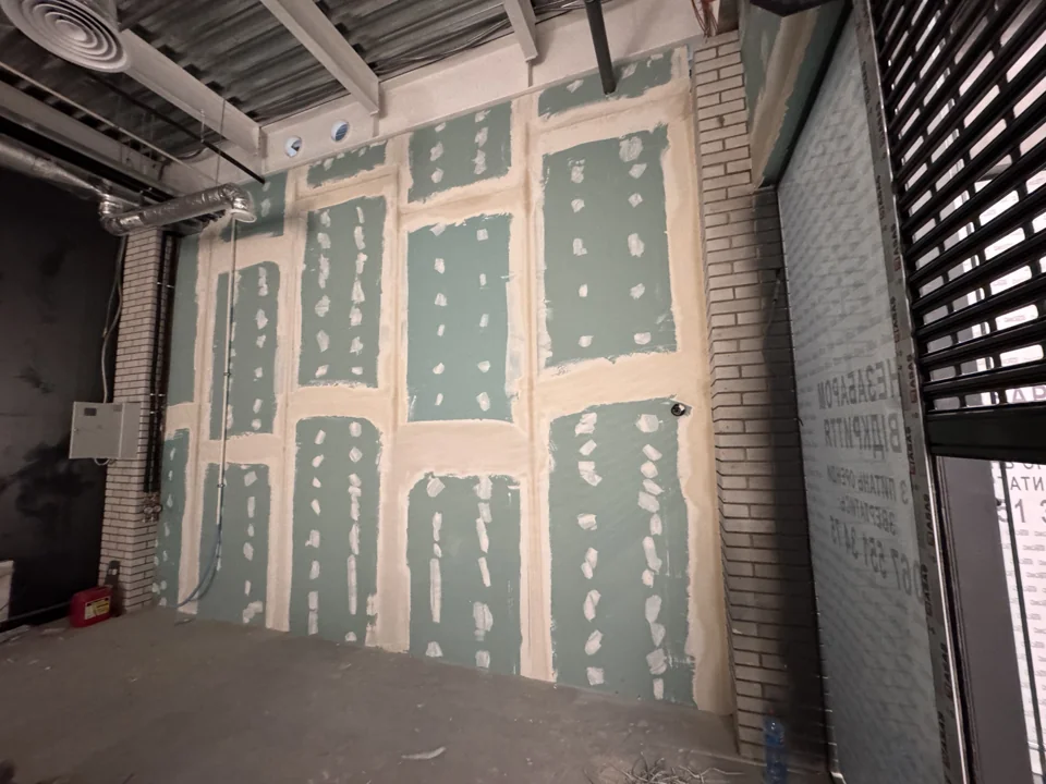 ELITZOO — Drywall walls being prepared for finishing