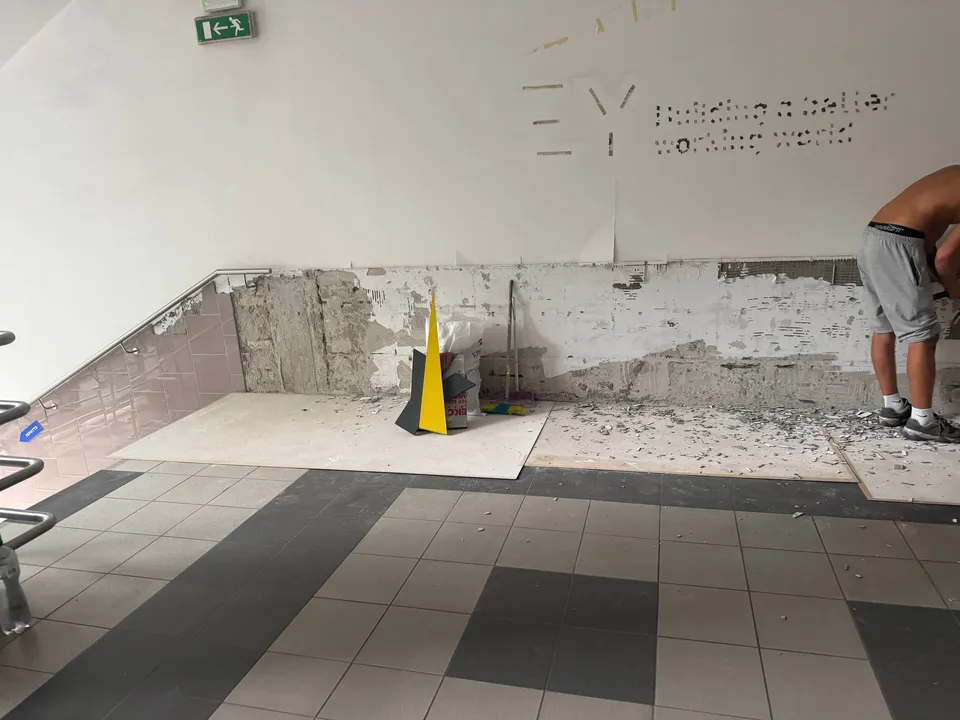 Очищення стін сходового майданчика та підготовка ділянок під штукатурні роботи — БЦ «Хрещатик Плаза», Київ.