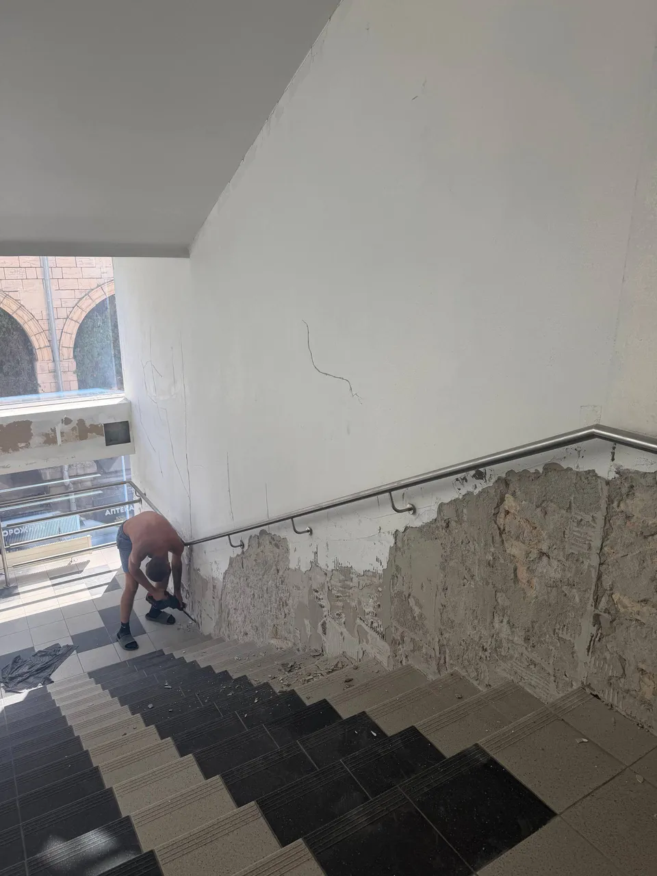 Підготовка та вирівнювання стін сходового маршу перед нанесенням декоративного покриття — БЦ «Хрещатик Плаза», Київ.