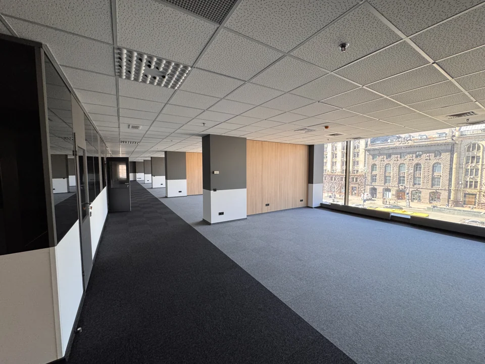 Khreshchatyk Plaza — Office area: painting, Armstrong ceiling, flooring and lighting