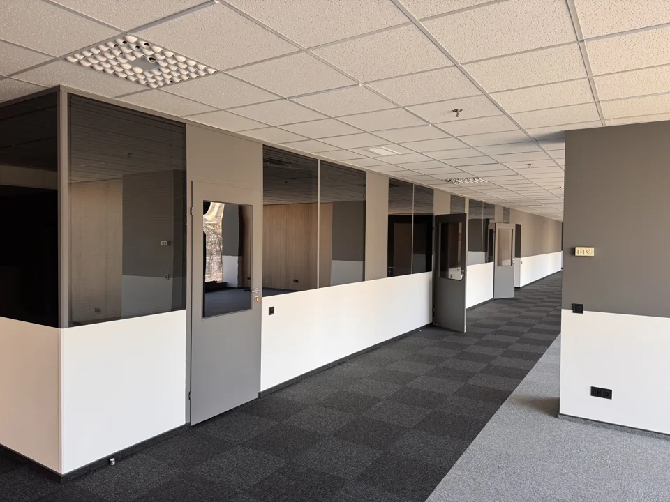 Khreshchatyk Plaza — Corridor and offices: finishes, ceiling and floor covering