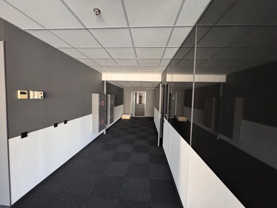 Khreshchatyk Plaza — Office corridor: painting, Armstrong ceiling and flooring